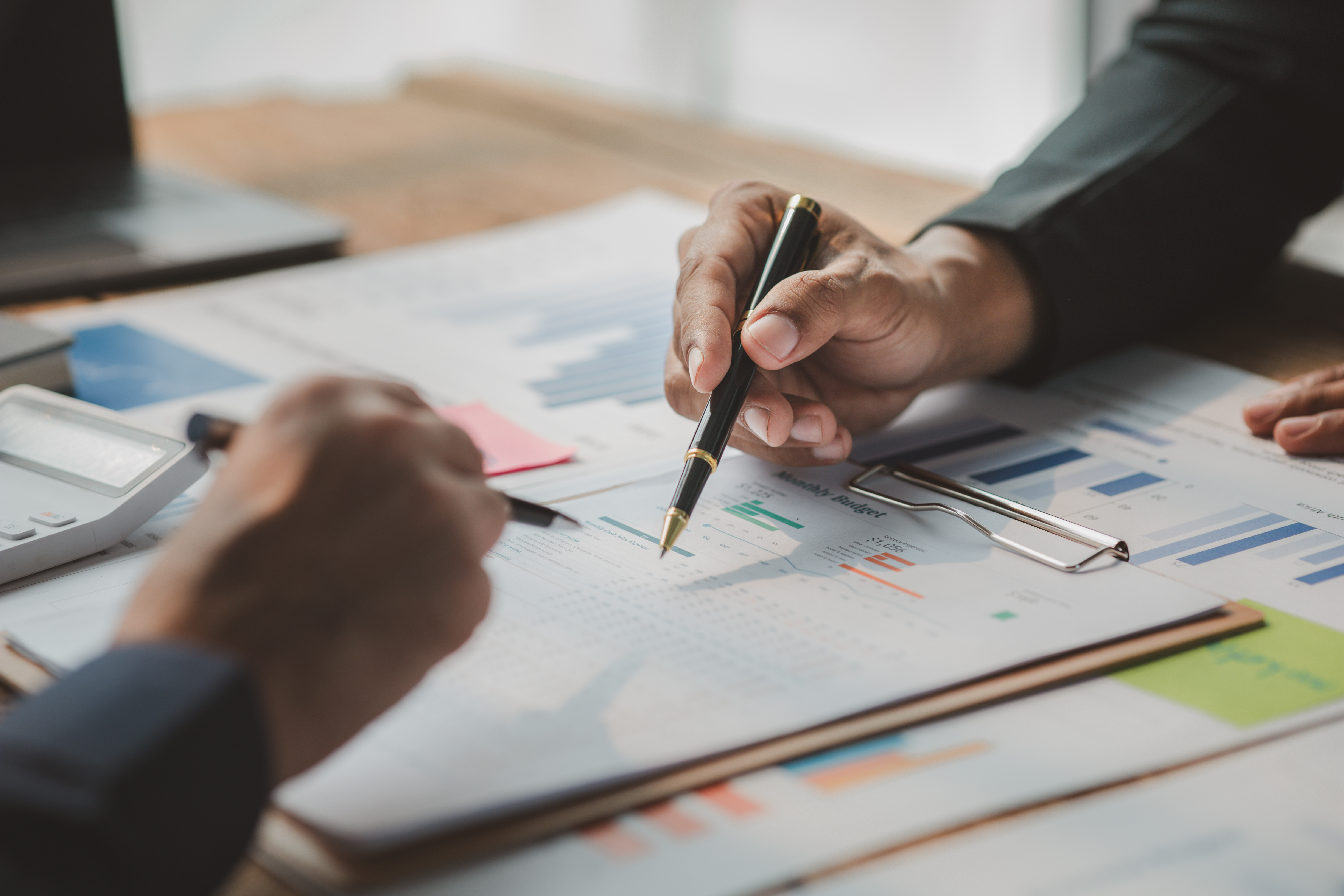 Groups of people joining in discussions, business meetings, startup company sales team meetings, brainstorming and summary of company performance. Business strategy management concept.
